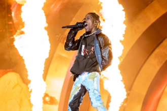 Travis Scott performed an amazing three-song mashup on Sunday night at the Crypto.com Arena in Los Angeles.