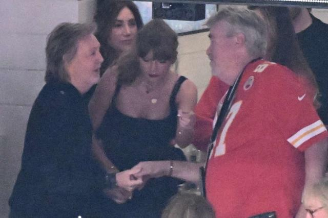 Taylor Swift spent time with legendary Beatles member Sir Paul McCartney in a new shot capturing the vibe of the game.